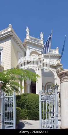 Das neoklassizistische Stathatos Mansion, erbaut 1895, beherbergt jetzt das Museum für kykladische Kunst in Athen, Griechenland. Details mit Statuen. Stockfoto