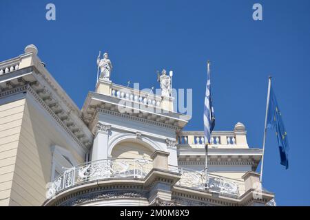 Das neoklassizistische Stathatos Mansion, erbaut 1895, beherbergt jetzt das Museum für kykladische Kunst in Athen, Griechenland. Details mit Statuen. Stockfoto