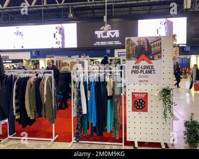 6.. Dezember 2022. London Waterloo, Großbritannien. Ein Pop-up-Laden für Wohltätigkeitsorganisationen, der vorgeliebte Kleidung verkaufte, war heute auf dem Bahnsteig in Waterloo Station. Die Zahl der Obdachlosen, die auf den Straßen rund um Großbritannien leben, nimmt weiter zu. Kredit: Maureen McLean/Alamy Live News Stockfoto