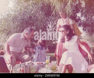 König Hussein Von Jordanien Entspannt Zu Hause Stockfoto