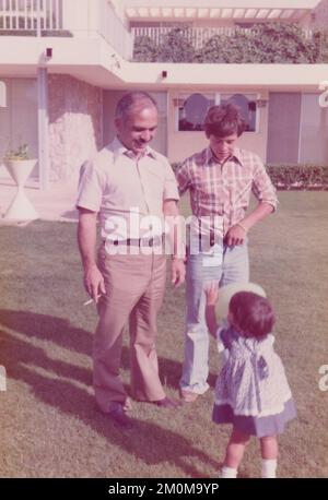 König Hussein Von Jordanien Entspannt Zu Hause Stockfoto