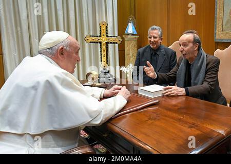 Vatikanstadt, Vatikanstadt. 07.. Dezember 2022. Italienischer Schauspieler Roberto Benigni und Lucio Presta. Trifft Papst Franziskus im Vatikan ( Vatikanstadt ) Dezember 7 2022. BESCHRÄNKT AUF REDAKTIONELLE VERWENDUNG - Vatikanische Medien/Spaziani. Kredit: dpa/Alamy Live News Stockfoto