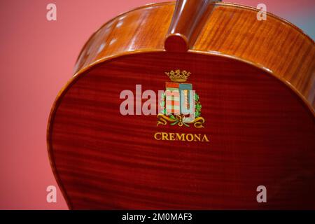 Italien, Lombardei, Cremona, Violin Maker Worshop, Nahaufnahme der Violin mit Emblem von Cremona Stockfoto