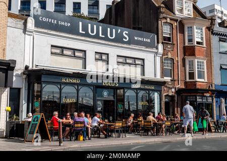 Lulu's Coffee Shop und Weinbar in Victoria Parade, Torquay, Devon, Großbritannien Stockfoto