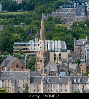 Einzigartiger Turm, umgeben von Wohngebäuden und Gärten. Sommerwetter, grüne Bäume und turmgeschützte Apartmentblöcke. Stockfoto