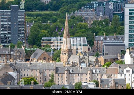 Einzigartiger Turm, umgeben von Wohngebäuden und Gärten. Sommerwetter, grüne Bäume und turmgeschützte Apartmentblöcke. Stockfoto