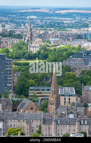 Einzigartiger Turm, umgeben von Wohngebäuden und Gärten. Sommerwetter, grüne Bäume und turmgeschützte Apartmentblöcke. Stockfoto