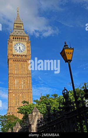 Big Ben Uhr und Houses of parliament, Taxistand, britischer Regierungssitz, Westminster, London, England, UK, SW1A 0AA Stockfoto