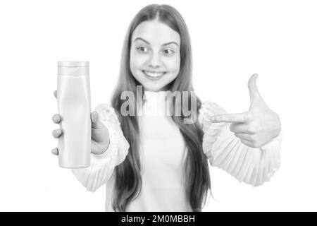 Glückliches Kind zeigt den Finger auf Shampoo Haarspülung oder Duschgel selektiver Fokus, Shampoo. Stockfoto