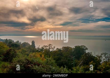 Dramatischer Panoramablick auf den Balaton in der Dämmerung von Osten Stockfoto