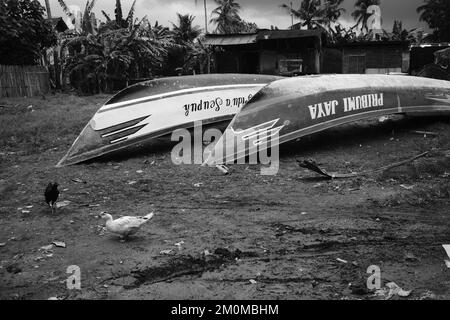 Pangandaran, West Java, Indonesien - 30. Oktober 2022 : Schwarzweißfoto, Schwarzweißfoto eines Fischerboots an der Küste verkehrt herum Stockfoto