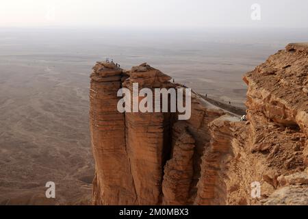 Riad. 1.. April 2022. Dieses Foto wurde am 1. April 2022 aufgenommen und zeigt die natürliche Landschaft am „Rand der Welt“ in der Nähe von Riad, Saudi-Arabien. Kredit: Wang Haizhou/Xinhua/Alamy Live News Stockfoto