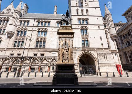 Ein Blick nach Westen entlang des Strandes, Temple Bar Memorial, die königlichen Gerichtshöfe und die Kirche St. Clement Danes – alles im Bild. Während der Abriegelung aufgenommen. Stockfoto