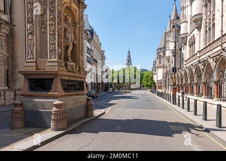 Ein Blick nach Westen entlang des Strandes, Temple Bar Memorial, die königlichen Gerichtshöfe und die Kirche St. Clement Danes – alles im Bild. Während der Abriegelung aufgenommen. Stockfoto