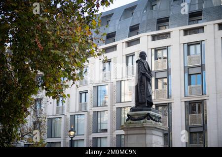 Gladstone Memorial in Bronze am Strand im Zentrum von London von Hamo Thorneycroft Stockfoto