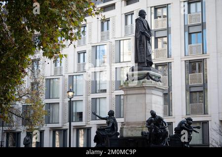 Gladstone Memorial in Bronze am Strand im Zentrum von London von Hamo Thorneycroft Stockfoto