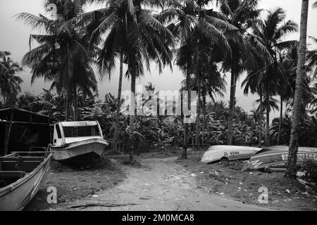 Pangandaran, West Java, Indonesien - 30. Oktober 2022 : Schwarzweißfoto, Schwarzweißfoto eines Fischerboots an der Küste verkehrt herum Stockfoto