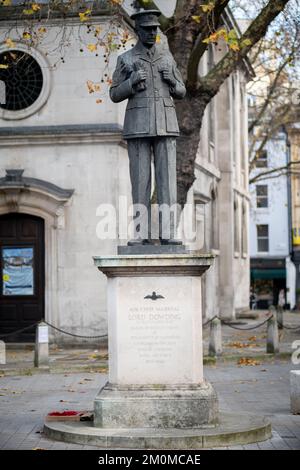 Statue von Air Chief Marshal Hugh Dowding vor der St. Clement Danes Kirche in London. Kommandoleiter des Kampfes in WW2 Stockfoto