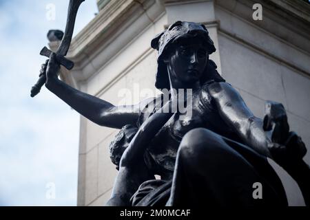 Gladstone Memorial in Bronze am Strand im Zentrum von London von Hamo Thorneycroft Stockfoto