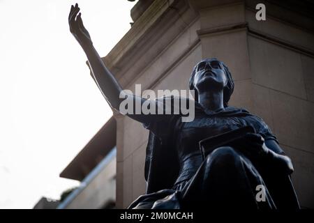 Gladstone Memorial in Bronze am Strand im Zentrum von London von Hamo Thorneycroft Stockfoto