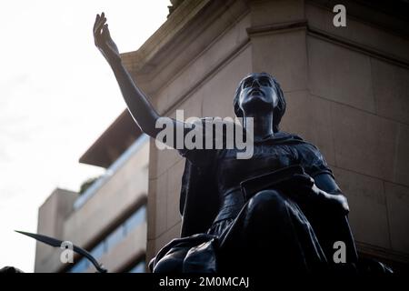 Gladstone Memorial in Bronze am Strand im Zentrum von London von Hamo Thorneycroft Stockfoto