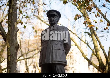 Statue von Sir Arthur Harris, verantwortlich für das RAF-Bomberkommando im Zweiten Weltkrieg, vor der St. Clement Danes Kirche im Zentrum von London Stockfoto