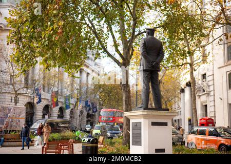 Statue von Sir Arthur Harris, verantwortlich für das RAF-Bomberkommando im Zweiten Weltkrieg, vor der St. Clement Danes Kirche im Zentrum von London Stockfoto