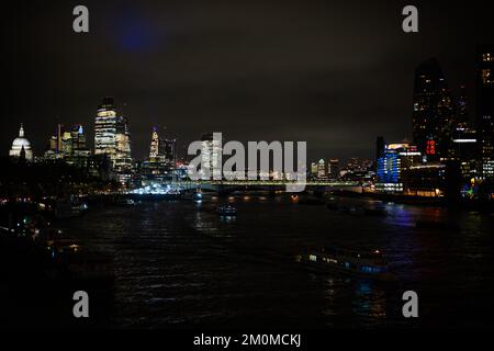 Nachtaufnahmen entlang der South Bank in London mit Blick auf die St Paul's Cathedral Stockfoto
