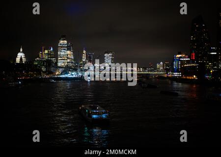 Nachtaufnahmen entlang der South Bank in London mit Blick auf die St Paul's Cathedral Stockfoto