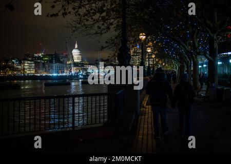 Nachtaufnahmen entlang der South Bank in London mit Blick auf die St Paul's Cathedral Stockfoto