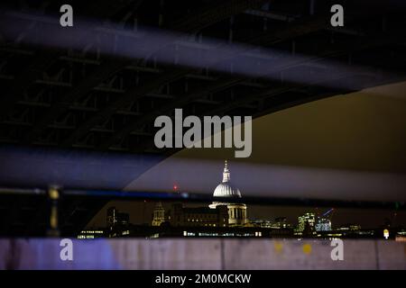 Nachtaufnahmen entlang der South Bank in London mit Blick auf die St Paul's Cathedral Stockfoto