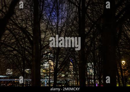 Nachtaufnahmen entlang der South Bank in London mit Blick auf die St Paul's Cathedral Stockfoto