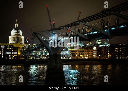 Nachtaufnahmen entlang der South Bank in London mit Blick auf die St Paul's Cathedral Stockfoto