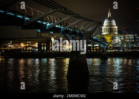 Nachtaufnahmen entlang der South Bank in London mit Blick auf die St Paul's Cathedral Stockfoto