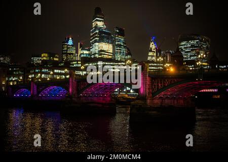 Nachtaufnahmen entlang der South Bank in London mit Blick auf die St Paul's Cathedral Stockfoto