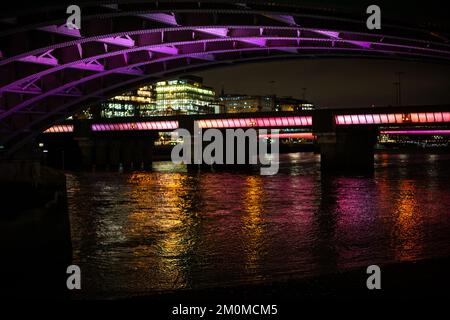 Nachtaufnahmen entlang der South Bank in London mit Blick auf die St Paul's Cathedral Stockfoto