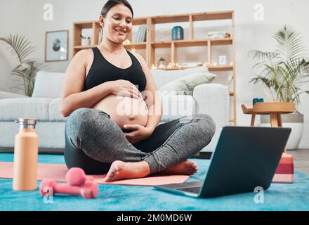 Laptop, Schwangerschafts-Yoga und Frau in einem Wohnzimmer, die zu Hause ein Fitnesstraining absolviert. Fitness, Meditation und schwangere Damen Streaming Pilates Stockfoto