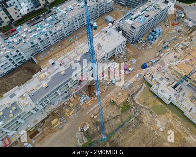 Draufsicht der Baustelle mit Kran und Gebäude. Draufsicht auf große Bauten und Architektur. Stockfoto