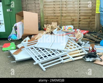 Datchet, Berkshire, Großbritannien. 7.. Dezember 2022. Hausmüll, der illegal geflogen ist, an einer Recyclingstelle am Parkplatz des Datchet Bahnhofs in Berkshire. Kredit: Maureen McLean/Alamy Stockfoto