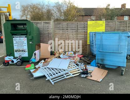 Datchet, Berkshire, Großbritannien. 7.. Dezember 2022. Hausmüll, der illegal geflogen ist, an einer Recyclingstelle am Parkplatz des Datchet Bahnhofs in Berkshire. Kredit: Maureen McLean/Alamy Stockfoto