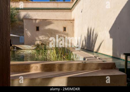 Der geheime Garten in Marrakesch. Zwei miteinander verbundene Gärten, einer ist mit exotischen Pflanzen gefüllt und der zweite ist ein islamischer Garten. Stockfoto