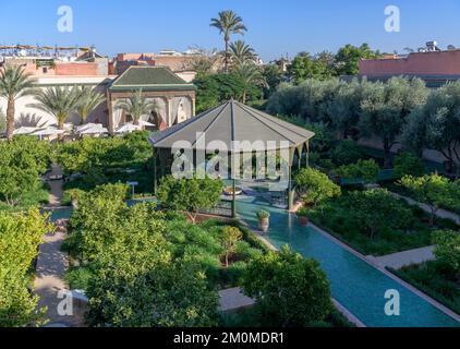 Der geheime Garten in Marrakesch. Zwei miteinander verbundene Gärten, einer ist mit exotischen Pflanzen gefüllt und der zweite ist ein islamischer Garten. Stockfoto