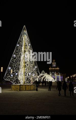 Schöne Silvester- und Weihnachtsdekorationen in der Ausstellung der Leistungen der nationalen Wirtschaft (VDNKh) im Dunkeln mit Schnee Stockfoto