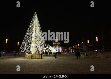 Schöne Silvester- und Weihnachtsdekorationen in der Ausstellung der Leistungen der nationalen Wirtschaft (VDNKh) im Dunkeln mit Schnee Stockfoto