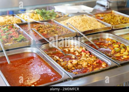 Türkisches Bistro-Restaurant mit verschiedenen traditionellen Gerichten, Saucen, Beilagen und Aufschnitt. Türkische Küche und Essen. Hochwertiges Foto Stockfoto