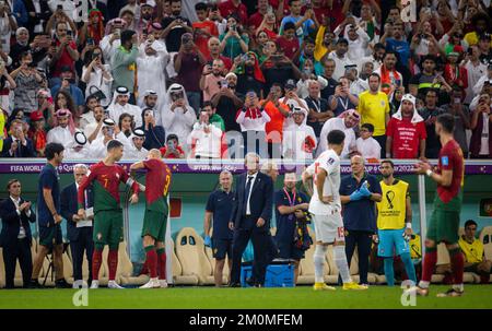 Doha, Katar. 6.. Dezember 2022. Pepe (Portugal) überreicht Cristiano Ronaldo (Portugal) das Armband des Kapitäns Portugal - Schweiz Portugal - Schweiz Welt Stockfoto