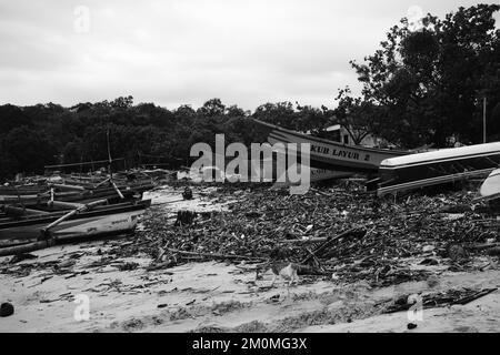 Pangandaran, West Java, Indonesien - 30. Oktober 2022 : Schwarzweißfoto, Schwarzweißfoto eines Fischerboots an der Küste verkehrt herum Stockfoto