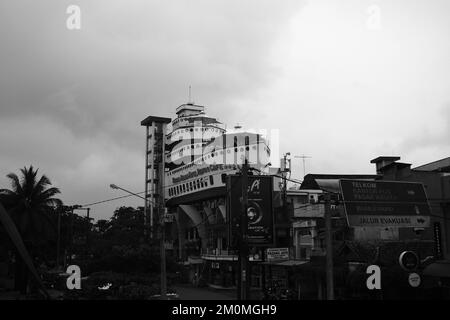 Pangandaran, Indonesien - 30. Oktober 2022 : Monochromfoto des Krisna Beach Hotels mit einzigartiger Form und einem Schiff auf dem Dach eines Gebäudes Stockfoto