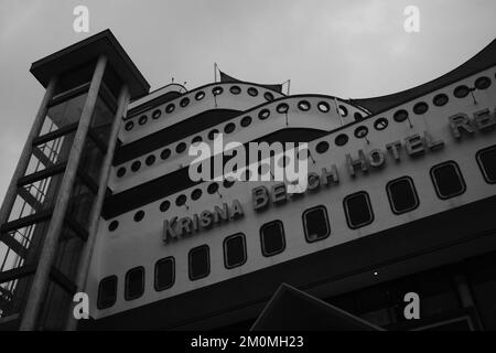 Pangandaran, Indonesien - 30. Oktober 2022 : Monochromfoto des Krisna Beach Hotels mit einzigartiger Form und einem Schiff auf dem Dach eines Gebäudes Stockfoto