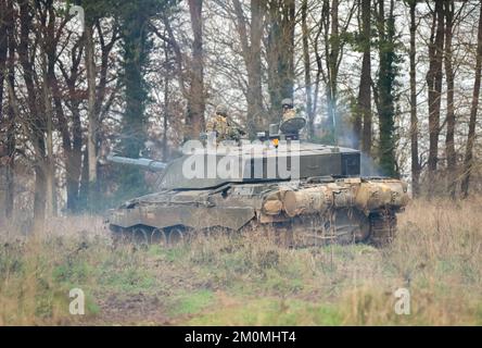 Hinteres Seitenprofil Detailansicht eines Kommandanten und Schützen, der die Action auf einem FV4034 Challenger 2 ii Hauptkampfpanzer der britischen Armee leitet Stockfoto